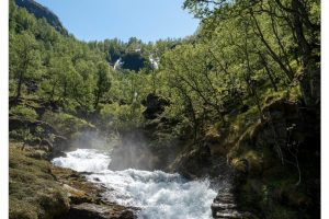 Einer der vielen Wasserfälle im Myrdal bei Flåm, Norwegen (X1DII)