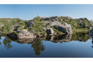 Bergsee auf dem Weg zum Preikestolen, Norwegen (X1DII)